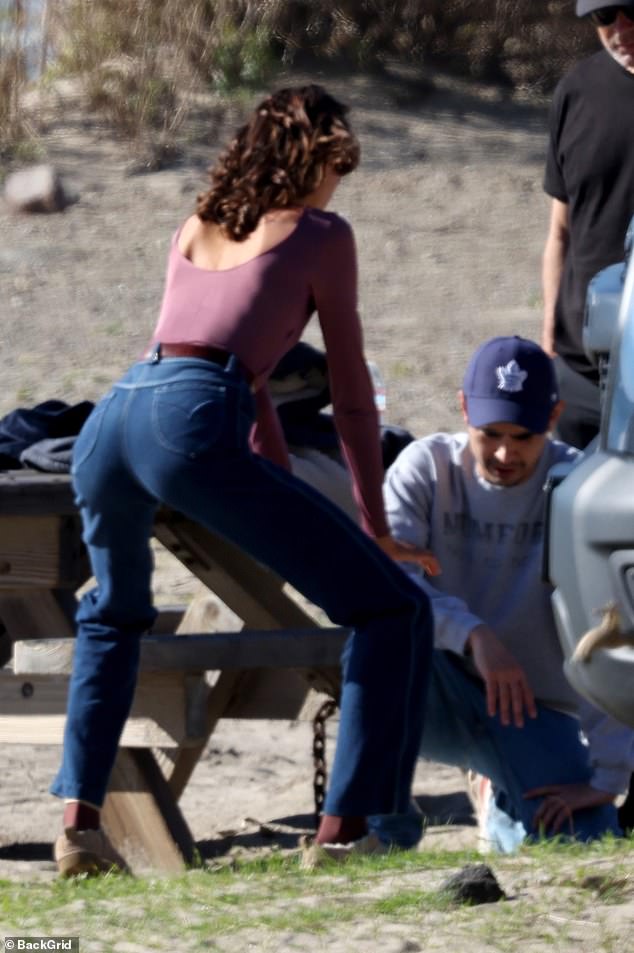 تدور أحداث الفيلم في عام 1981، ويتتبع مجموعة من المراهقين الأثرياء في المدرسة الإعدادية يتنقلون بين الجنس والمخدرات وقاتل متسلسل خلال السنة الأخيرة من المدرسة الثانوية في لوس أنجلوس.