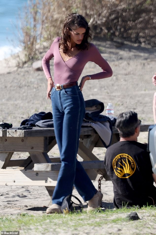 ما إذا كانت شخصيتها في مسلسل مورفي الجديد The Shards، المستوحى من رواية بريت إيستون إليس، تنغمس في التدخين يظل لغزًا - لكن كايا لم تدع ذلك يمنعها من الاستمتاع بنفسها بأسلوب Hollywood It Girl الكامل