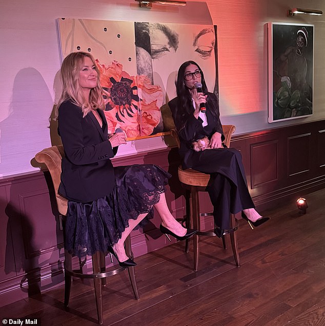 في مرحلة ما، تحدثت مور عن زوجها السابق بروس ويليس، الذي تزوجته من عام 1987 حتى عام 2000. وأنجبا معًا ثلاث بنات: رومر، وسكاوت، وتالولا.