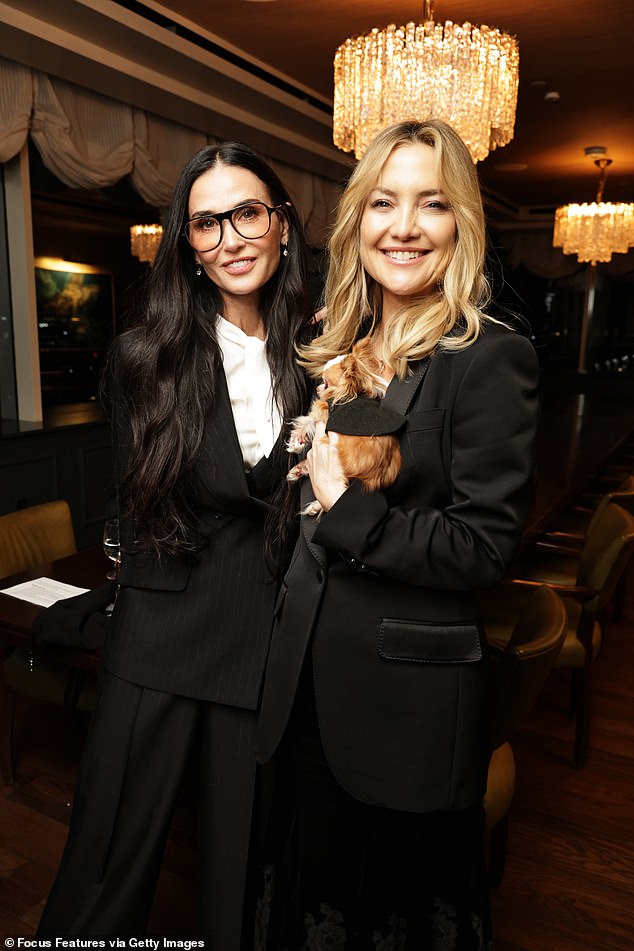 ارتدت هدسون سترة سوداء وهي تمسك بكلب مور بيلاف