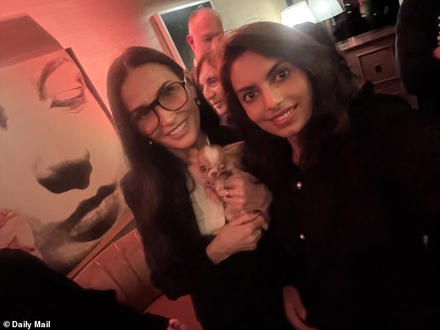 وكانت الممثلة والمغنية الهندية شانون ك حاضرة أيضًا عندما تحدثت إلى مور