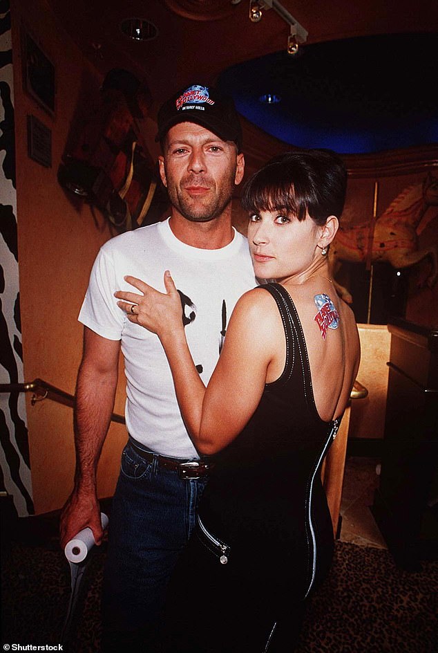 نقلت الجميلة أنها وويليس من أشد المعجبين بأغاني دايموند، وكانا يستمعان إلى موسيقاه كثيرًا خلال سنوات زواجهما، وفقًا لأحد الضيوف داخل الحدث. 