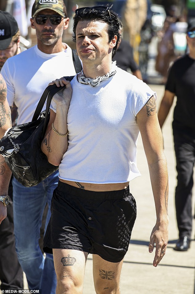 كان يحمل متعلقاته في حقيبة يد سوداء ومزودة بسلسلة معصم ذهبية ووشاح أبيض وأسود ونظارات شمسية مثبتة فوق رأسه.