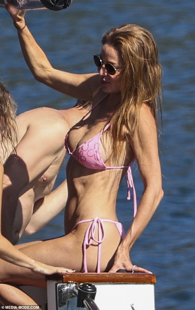 ومع ذلك، فإن السيدات اللاتي يأملن في جذب انتباه دومينيك لم يحالفهم الحظ، حيث أن مغني الروك على علاقة مع صديقته القديمة جيسي جو ستارك.