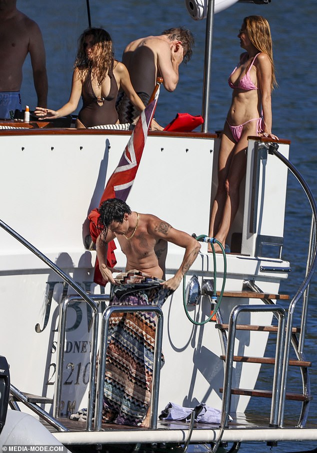 وكان من بين الضيوف الآخرين امرأة ترتدي ملابس السباحة البنية المكونة من قطعة واحدة