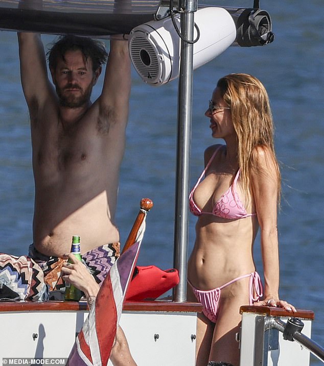 ويأتي ظهور جون بمثابة مفاجأة، نظراً للتقارير التي تفيد بانفصاله عن دينا الشهر الماضي