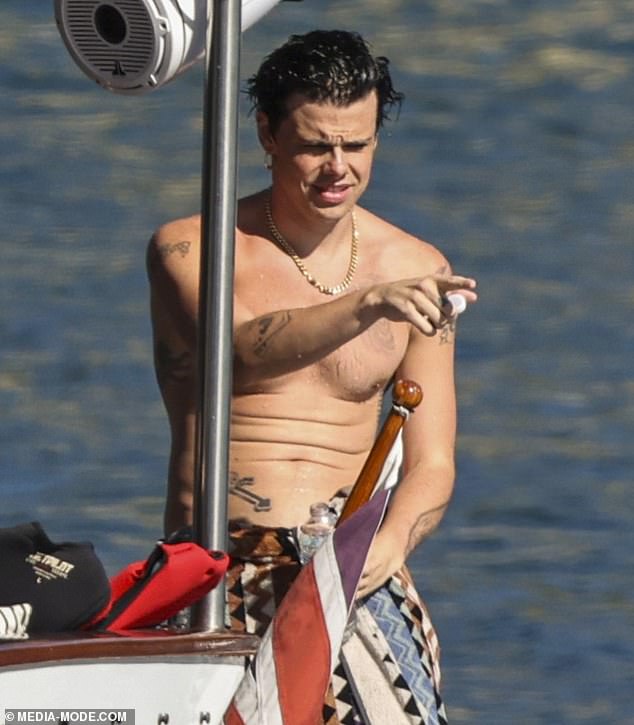 ونشر صورة لنفسه وهو في الجزء الخلفي من السيارة، وكتب: 