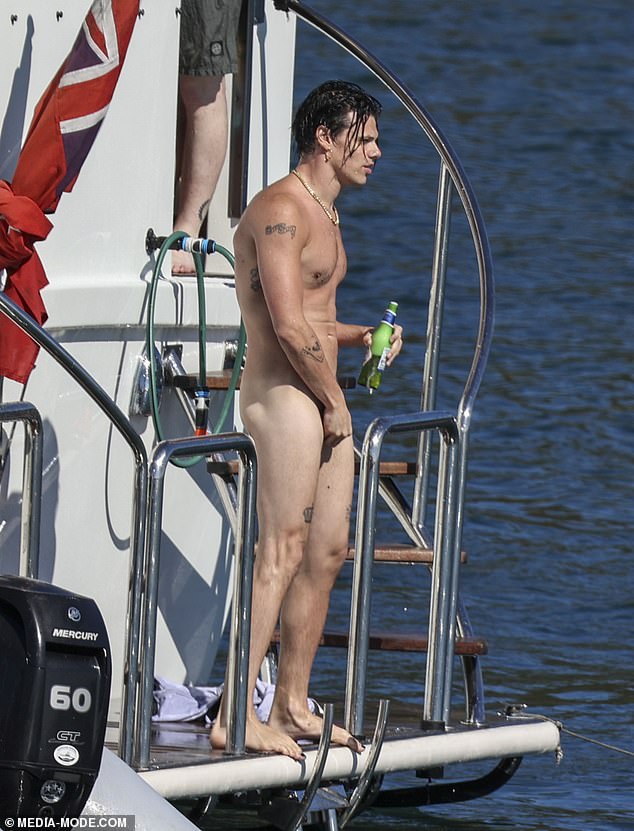 ارتدى Yungblud سلسلة ذهبية وحلقًا ذهبيًا واحدًا