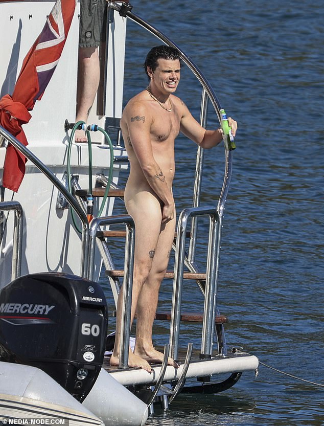 انتزع Yungblud من الزجاجة بينما كان ينزل الدرج ليغطس في الماء