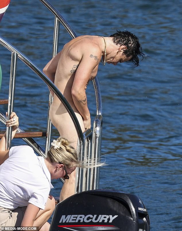 كان جسده الموشوم ظاهرًا بالكامل وهو يتبختر ويضحك مع أصدقائه، مع التأكد من تغطية تواضعه بيد واحدة.