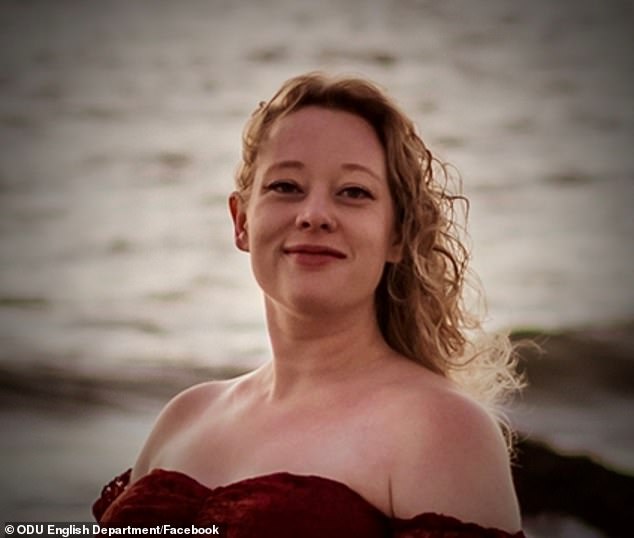 ويأتي قراره بعد مقتل رينيه نيكول جود، 37 عامًا، وهي أم لثلاثة أطفال، بالرصاص على يد عميل فيدرالي أثناء عمليات الهجرة في مينيابوليس يوم الأربعاء.