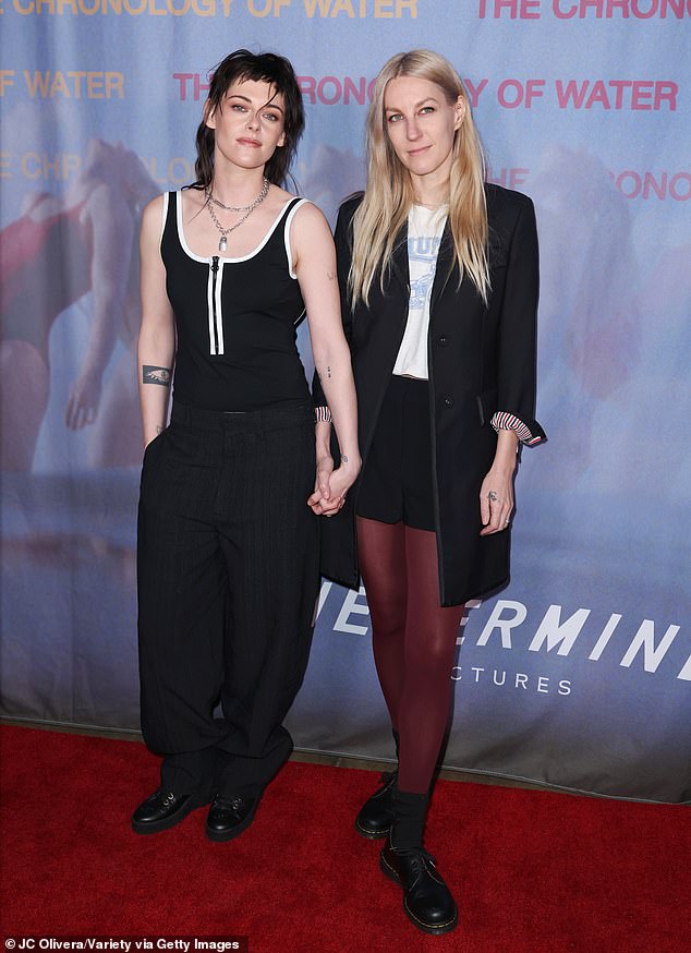 وبحسب ما ورد التقى ستيوارت لأول مرة بطفلة نيبو البالغة من العمر 38 عامًا لكاتب السيناريو نيكولاس ماير المرشح لجائزة الأوسكار في عام 2013 أثناء تصوير فيلم الكوميديا ​​​​الرائعة American Ultra للمخرج نيما نوري زاده.