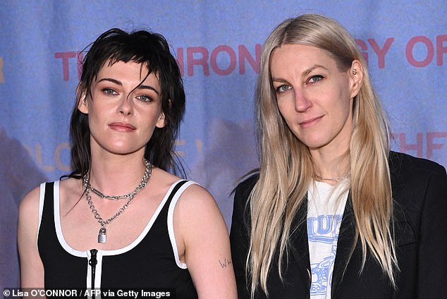 وأضافت: ذهبنا إلى مدينة كان. لقد تم عرضه الآن بالفعل في دور العرض، وهو ما أذهلني. لقد كنت مكربنًا جدًا خلال العام الماضي. أحتاج إلى أن أصبح مسطحًا… أحتاج إلى الخروج من حالة الإرهاق.