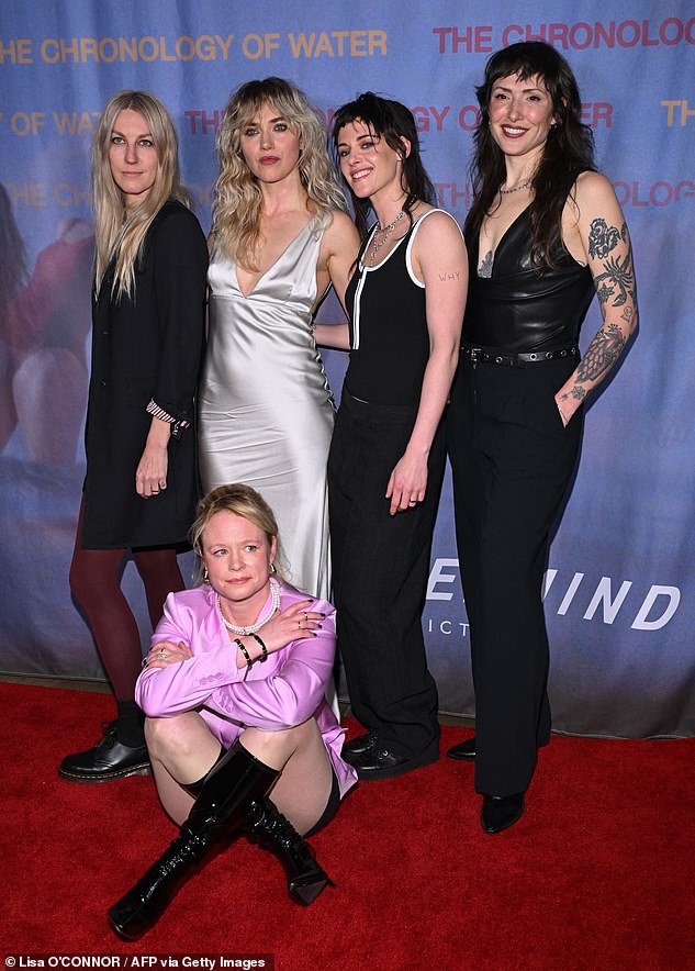 جلس بيرش بعد ذلك متربعًا على السجادة الحمراء بينما كان يرتدي سترة خزامية وحذاء عالي الكعب بينما وقف ستيوارت وماير مع زميلتهما مؤسسة Nevermind Pictures، ماجي ماكلين (على اليمين)