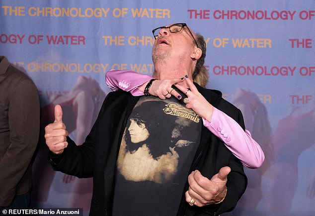 وكان بيلوشي - الذي يلعب دور كين كيسي - يحاول التباهي بقميص Ozzy Osbourne الذي كان يرتديه تكريما لمغني الروك الهيفي ميتال الذي توفي عن عمر يناهز 76 عاما في 3 ديسمبر.