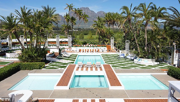 وكان من المقرر أن يبدأ تصوير المسلسل الجديد، الذي يضم متسابقين عائدين يبحثون عن لقطة أخرى في الحب، يوم السبت من قبل، لكن حريق غابات تسبب في إغلاق طريق بالقرب من الفيلا.