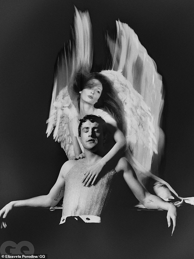 تحدث الممثل البالغ من العمر 29 عامًا عن دوره الجديد الذي طال انتظاره في مقابلة مع مجلة GQ البريطانية، وشارك أيضًا في جلسة تصوير غريبة للمجلة.