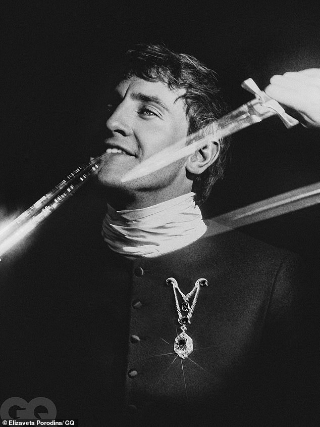 أوضح ميسكال: 