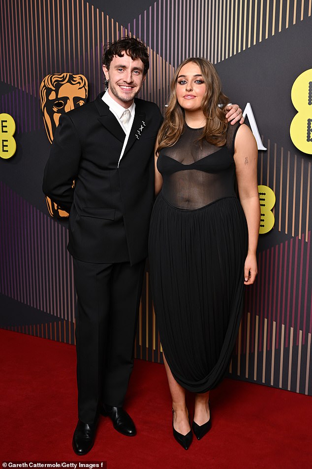 ينحدر ميسكال من عائلة موسيقية، حيث أن أخته نيل مغنية مشهورة - وغالبًا ما يقوم الثنائي بالغناء الثنائي على وسائل التواصل الاجتماعي (في الصورة في حفل توزيع جوائز BAFTA لعام 2024).