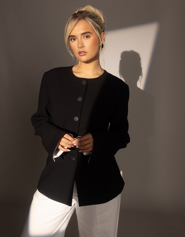 إنها ترتدي ملابس أنيقة للمقطورة الخاصة بالجزء الأخير من فيلمها الوثائقي، مولي ماي: خلف كل شيء