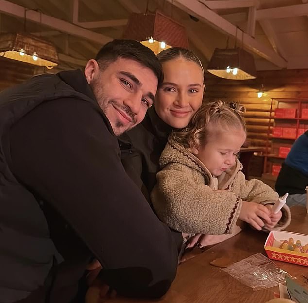 تم تصوير تومي فيوري ومولي ماي مع ابنتهما بامبي البالغة من العمر عامين