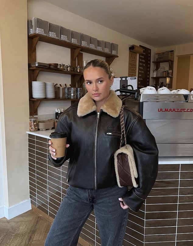 وبعد مرور أكثر من ست سنوات، أصبحت الشخصية المؤثرة تتمتع بذوق أكثر في الرفاهية - وهنا تم تصويرها وهي تحمل حقيبة يد من شانيل