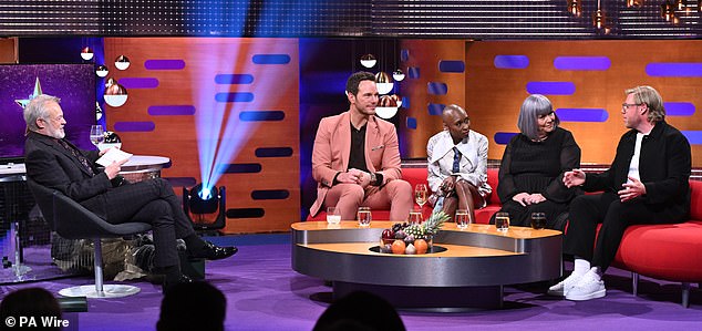 LR: المضيف جراهام نورتون، وكريس، وسينثيا إريفو، ودون فرينش، وروب بيكيت