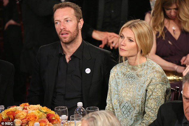 بعد أسابيع فقط من وفاة والدها، التقت غوينيث بنجم كولدبلاي كريس مارتن، وانتقلت معه في النهاية إلى المملكة المتحدة؛ (الصورة 2014)