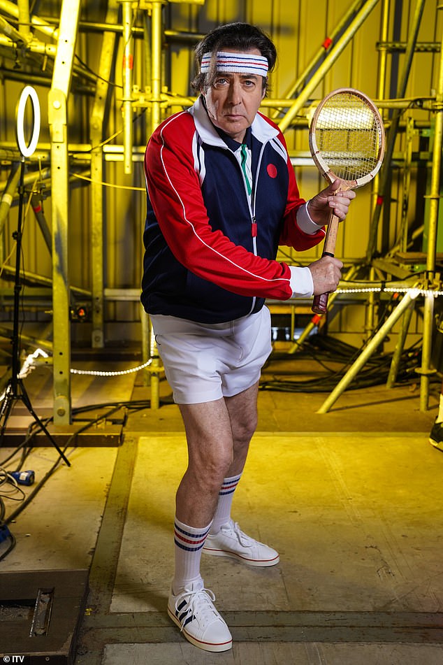 أخيرًا، ارتدى جوناثان سترة بومبر وعصابة رأس لزي التنس الخاص به