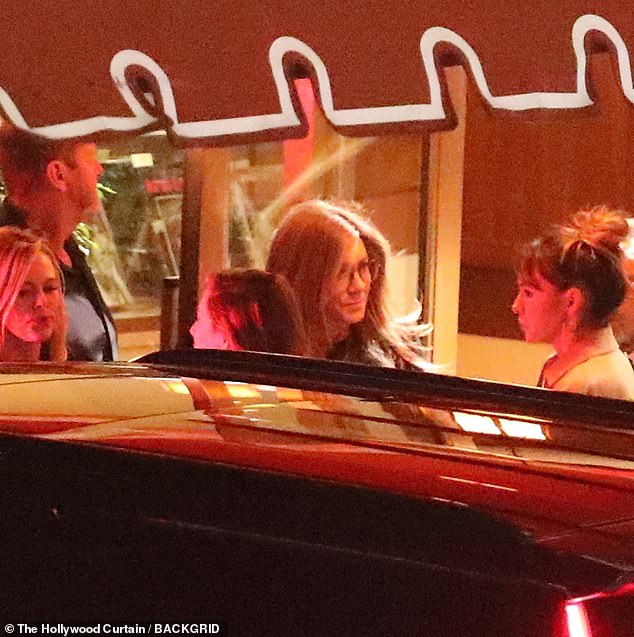 كانت المجموعة خارجة من نزهة في فندق Sunset Tower Hotel، الذي يتمتع باره ومطعمه بسمعة تحسد عليها كنقطة جذب للمشاهير.