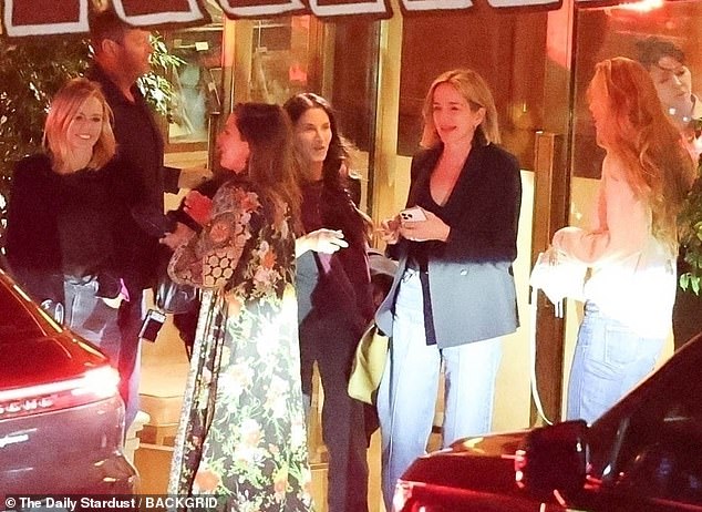 في ليلة الخميس، تم إلقاء نظرة على أيقونة الأصدقاء مع مجموعة من الصديقات بما في ذلك زوجة جيمي كيميل، مولي ماكنيرني (الثانية من اليمين).