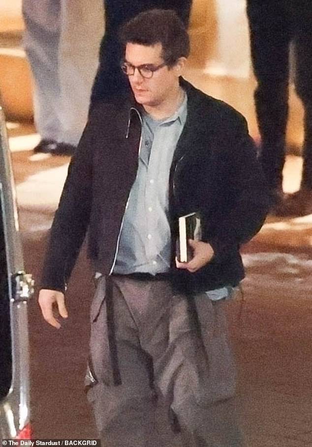 في تلك الليلة نفسها، قبل أقل من ساعة، شوهد ماير وهو يخرج من نفس المكان بمفرده حاملاً كتابًا مدسوسًا تحت أحد ذراعيه.