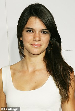 بعد عام من اعترافات عشيرة كارداشيان، قفزت عارضة الأزياء البالغة من العمر 30 عامًا في القطار الذي يخبر الجميع؛ (جينر في 2009)