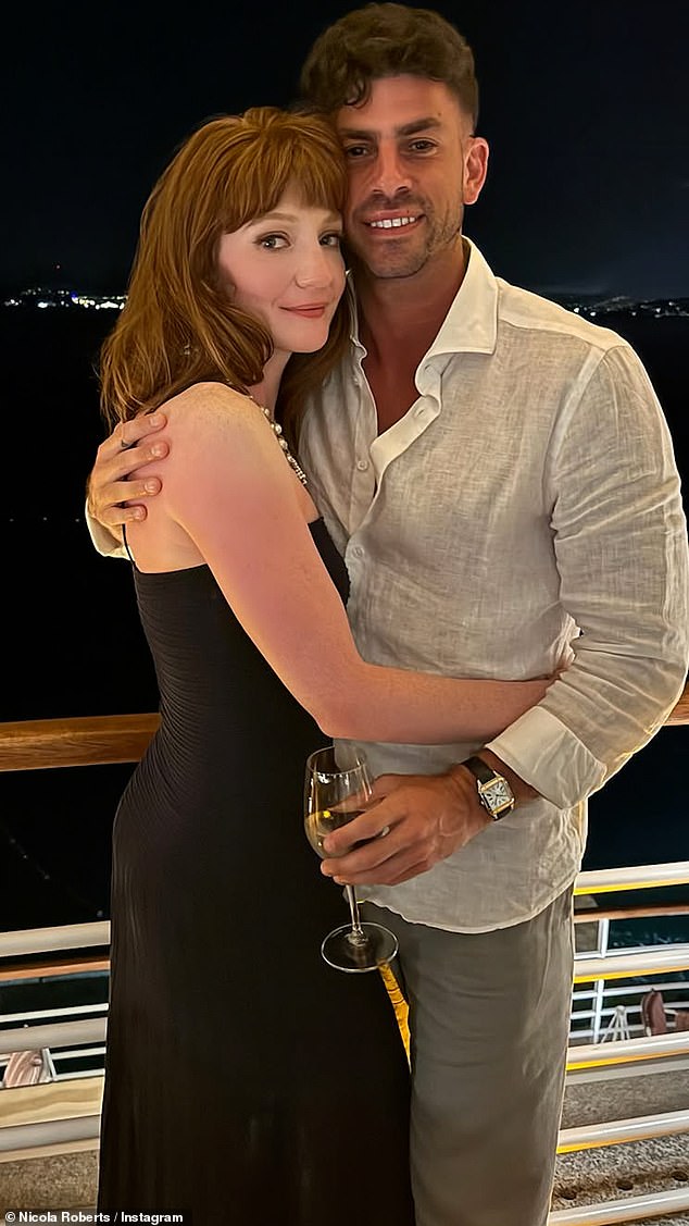 أعلنت نيكولا أنها تنتظر طفلها الأول من خطيبها ميتش هان في يوم عيد الميلاد على إنستغرام