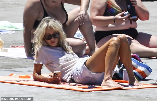 كما أنها أتت أيضًا بمنشفة شاطئ ملونة وزعتها على المنتزه الخرساني المجاور للمياه