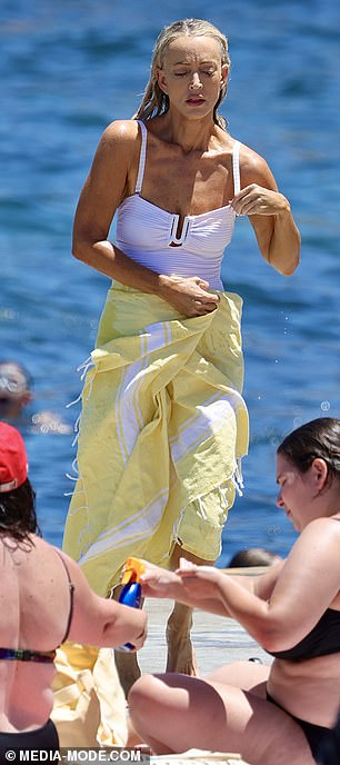 تتميز ملابس السباحة التي تبلغ قيمتها 139 دولارًا من Sea Level Australia بشريط U ملفت للنظر عند منطقة الصدر وتضليع أفقي محكم