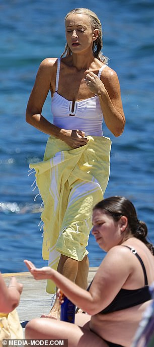 تتميز ملابس السباحة التي تبلغ قيمتها 139 دولارًا من Sea Level Australia بشريط U ملفت للنظر عند منطقة الصدر وتضليع أفقي محكم