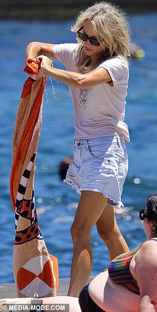 يتميز القميص المصمم برسم توضيحي متقن للملاك والعلامة التجارية للشركة