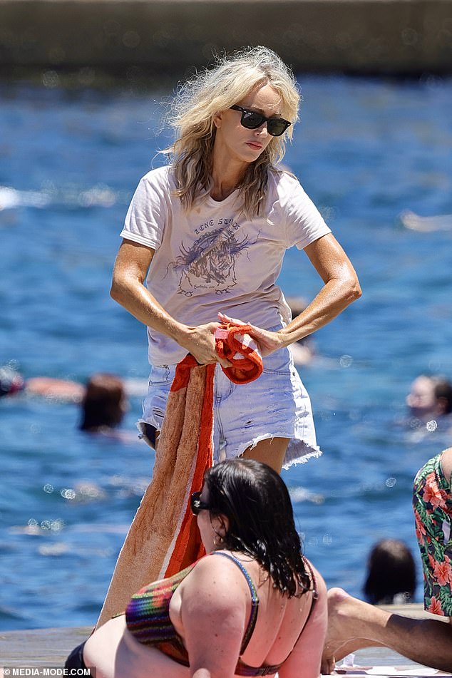 قبل الكشف عن ملابس السباحة الأنيقة، وصلت جاكي إلى الشاطئ مرتدية شورت جينز قصير من Daisy Duke مع حاشية مهترئة.