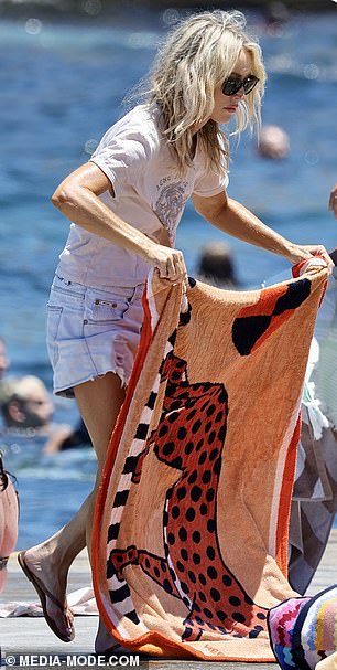 كما ارتدت قميصًا بقيمة 560 دولارًا من دار الأزياء السويدية Acne Studios