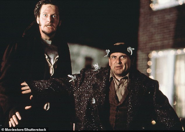 وبحسب ما ورد كان الممثل - المعروف ببطولته في امتياز عيد الميلاد المحبوب - يطلب الدعارة في 10 ديسمبر، في فندق في كاماريلو، كاليفورنيا، وفقًا لموقع TMZ؛ في الصورة (يسار) في المنزل وحدي مع جو بيسكي