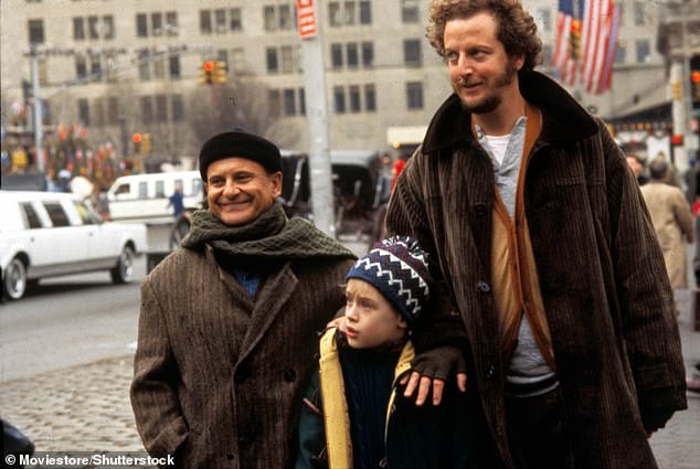 تم إصدار فيلم Home Alone في عام 1990 وقام ببطولته كولكين في دور كيفن البالغ من العمر ثماني سنوات والذي تم تركه عن طريق الخطأ عندما غادرت عائلته إلى فرنسا.