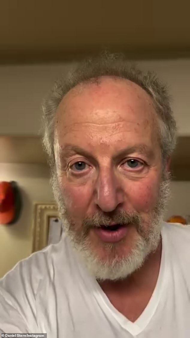 يأتي ذلك بعد دخول ستيرن المستشفى في أكتوبر الماضي. تم نقله إلى المستشفى بعد تعرضه لحالة طبية طارئة، رغم أنه من غير الواضح ما هي؛ شوهد في لقطة على Instagram