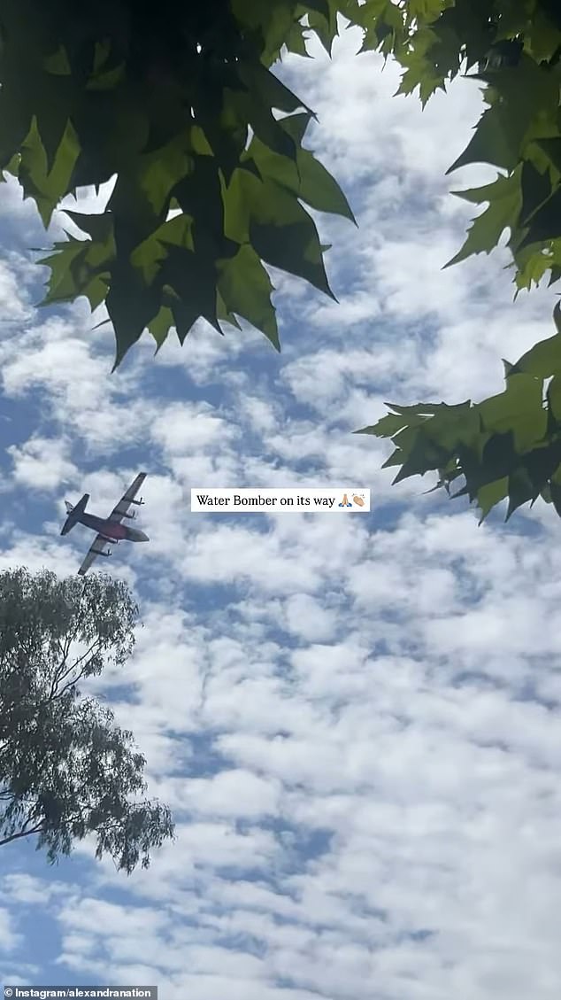 شارك Alex أيضًا مقطع فيديو قصيرًا يظهر طائرة تحلق في سماء المنطقة تستعد لإلقاء المياه على الفوضى الموجودة بالأسفل