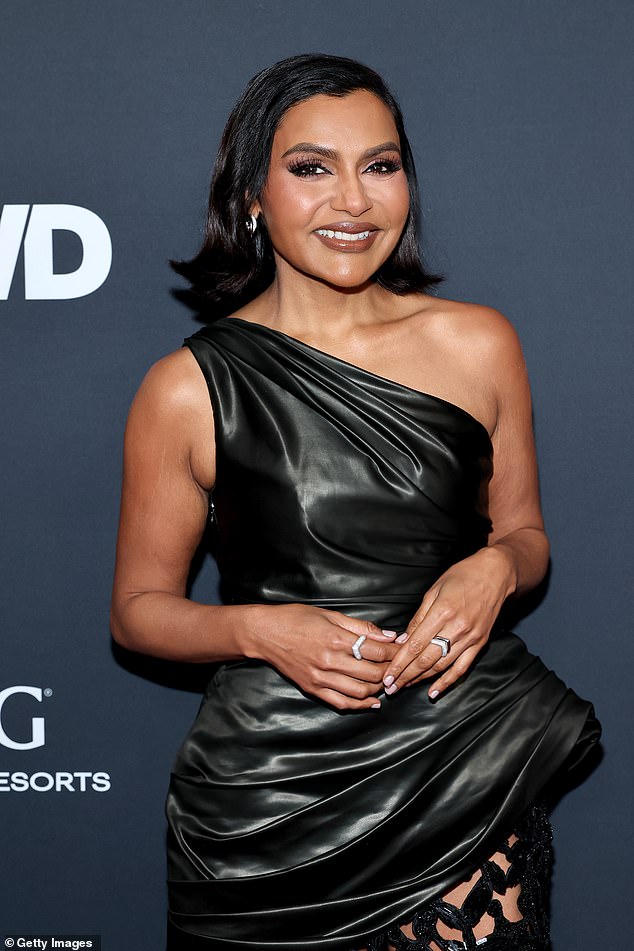 لقد احتفظت بمجوهراتها إلى الحد الأدنى، فقط أقراط فضية متدلية وخاتم واحد في يدها اليمنى