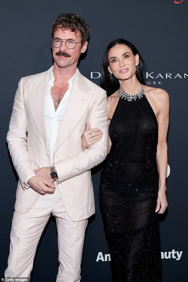 حصلت مور، التي انضم إليها في هذا الحدث مصفف شعرها القديم براد جوريسكي، على جائزة أيقونة الموضة المرموقة من WWD.