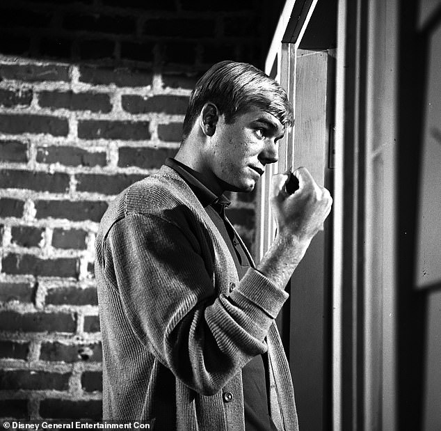 وأعلنت عائلة الممثل في نعي أنه وافته المنية في 18 ديسمبر/كانون الأول؛ تم تصوير إيوينج في فيلم Bewitched عام 1964