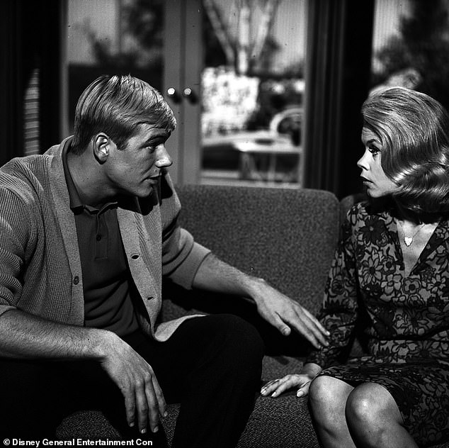 في الصورة مع الممثلة إليزابيث مونتغمري في عام 1964