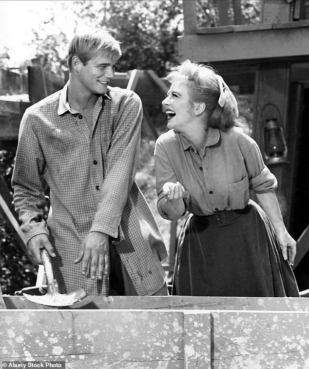 تم تصوير إيوينج جنبًا إلى جنب مع أماندا بليك في حلقة عام 1965 من Gunsmoke