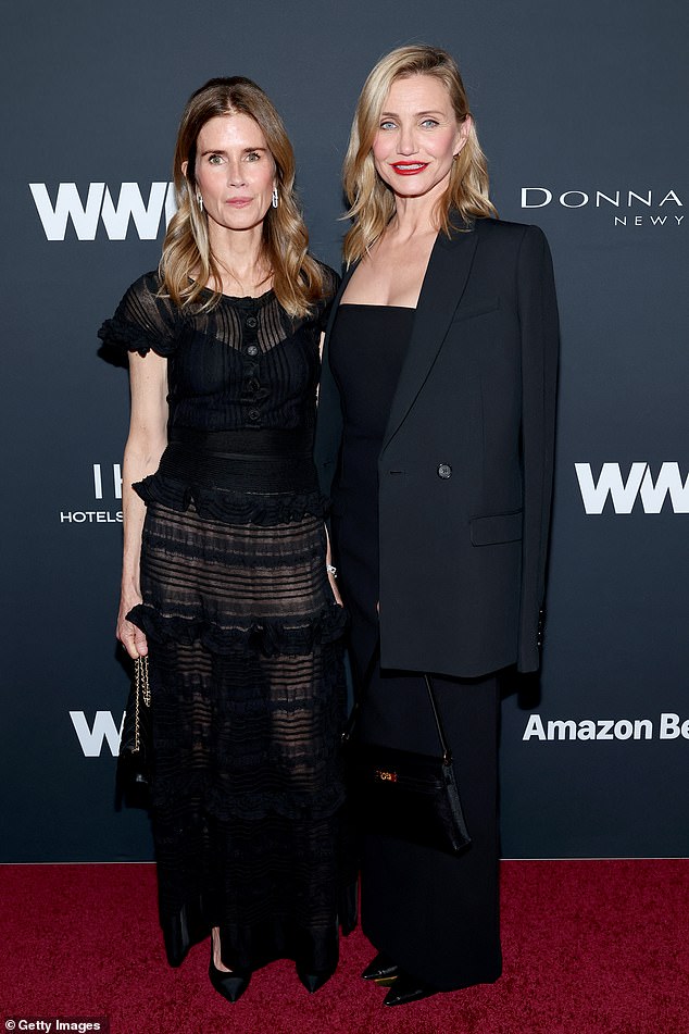 ظهرت كاميرون دياز على السجادة الحمراء بشكل نادر جدًا لدعم خبيرة التجميل الخاصة بها منذ فترة طويلة غوتشي ويستمان، والتي تم تكريمها بجائزة فنان مكياج السجادة الحمراء لهذا العام من WWD.